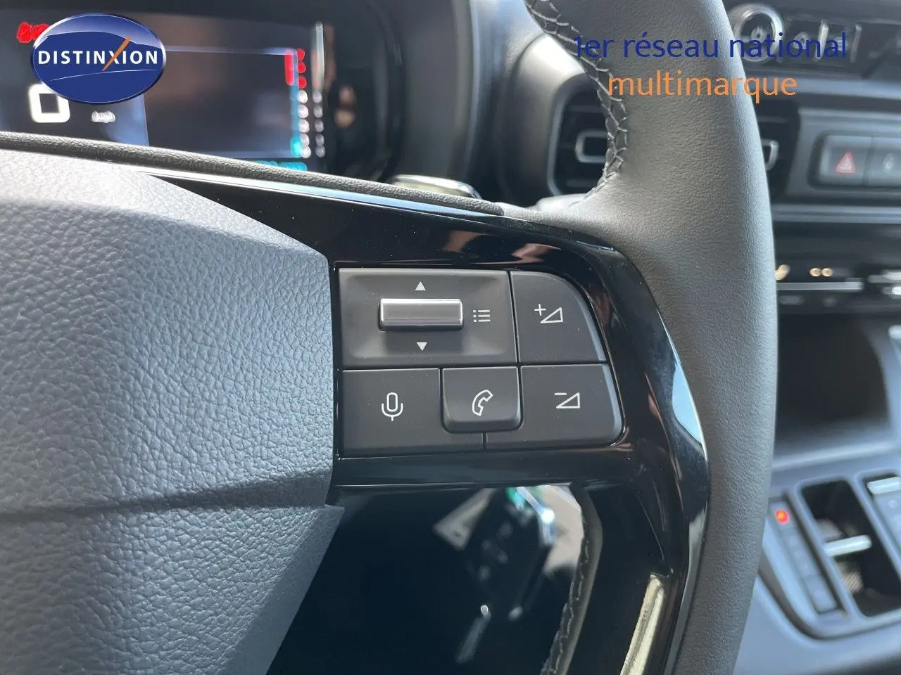 Gros plan sur les commandes au volant en cuir noir du Citroën Berlingo 2026, finition MPV M Diesel, avec boutons multifonctions.