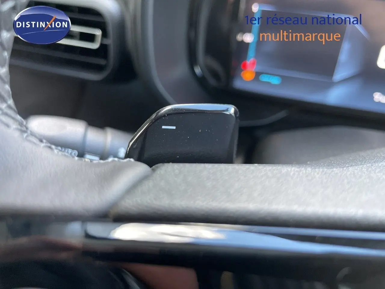 Gros plan sur la palette de changement de vitesse au volant du Citroën Berlingo noir Perla Nera 2026.