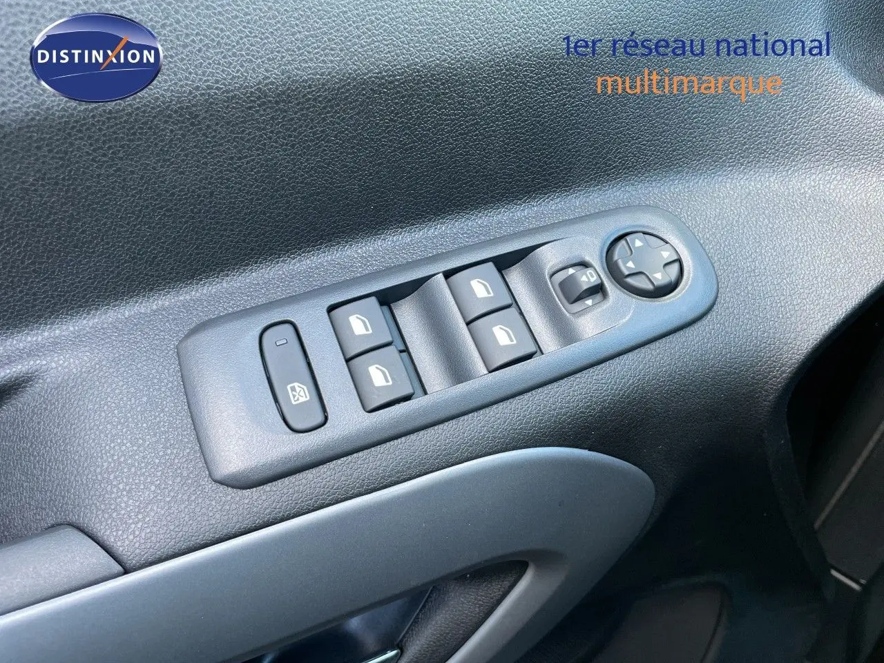 Gros plan sur les commandes des vitres et rétroviseurs côté conducteur du Citroën Berlingo noir Perla Nera 2026.