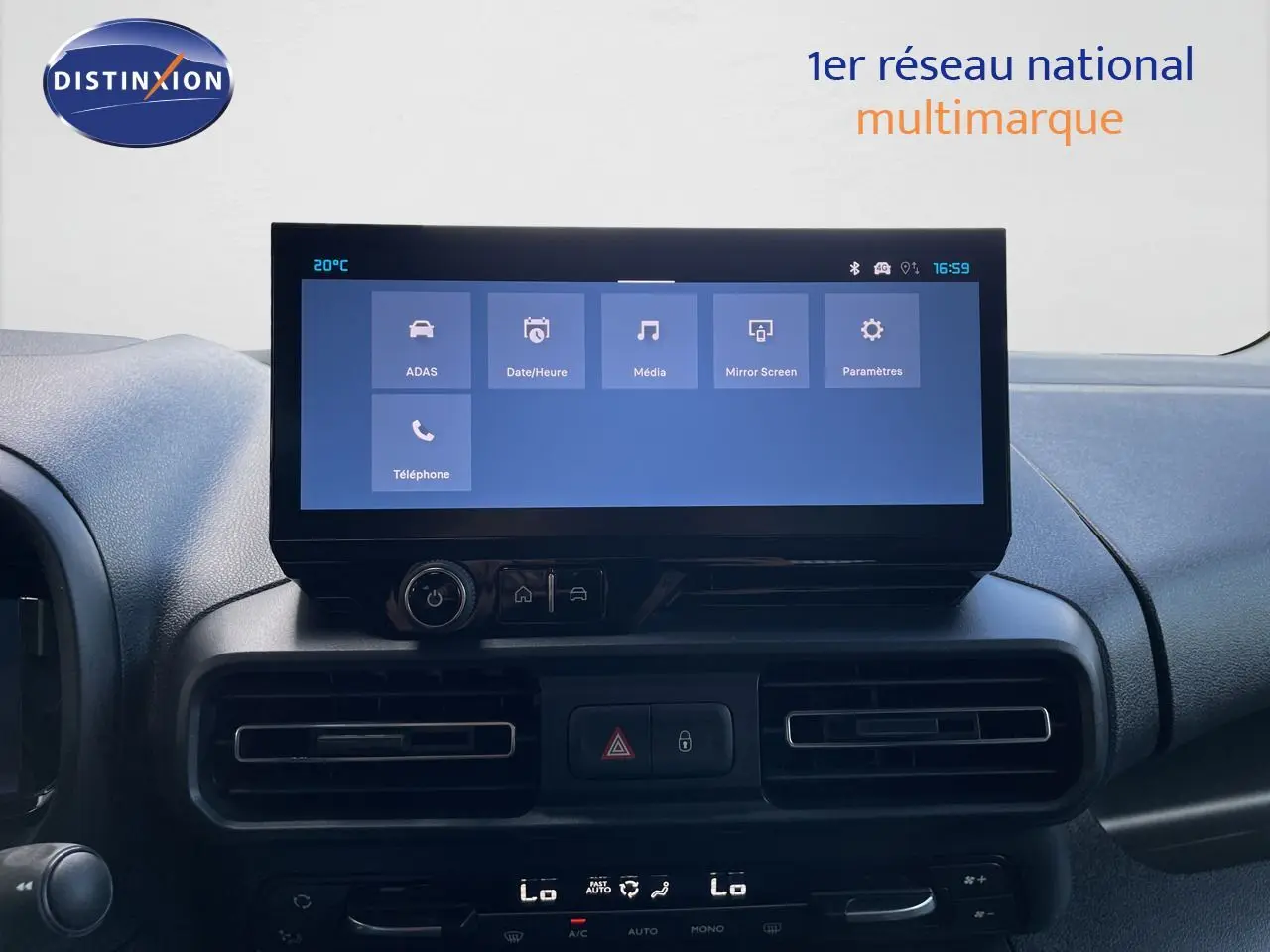 Vue rapprochée de l’écran tactile central et de la console de climatisation du Citroën Berlingo noir Perla Nera 2026.