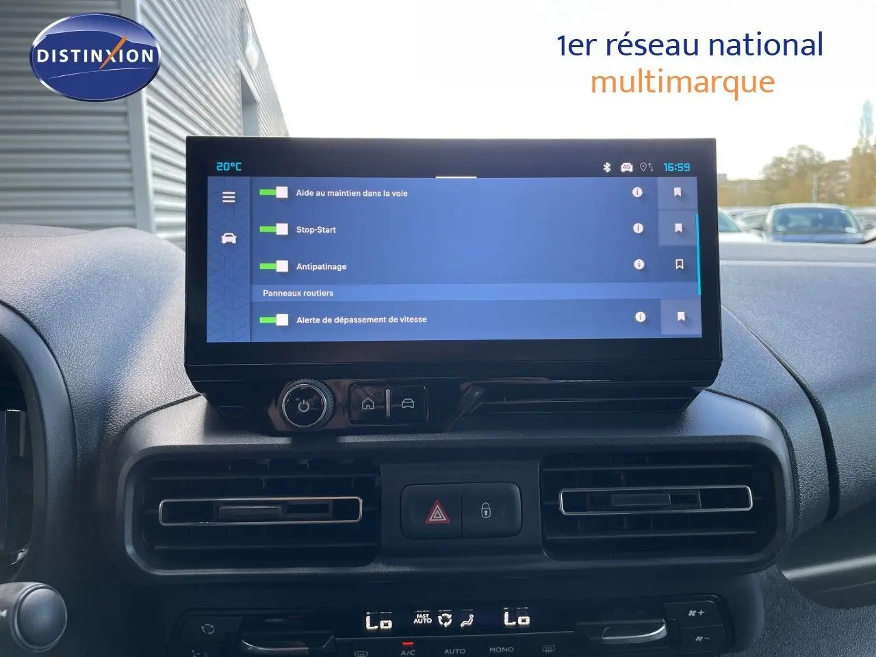 Vue intérieure du tableau de bord du Citroën Berlingo 2026, écran tactile affichant les aides à la conduite, ambiance noire.