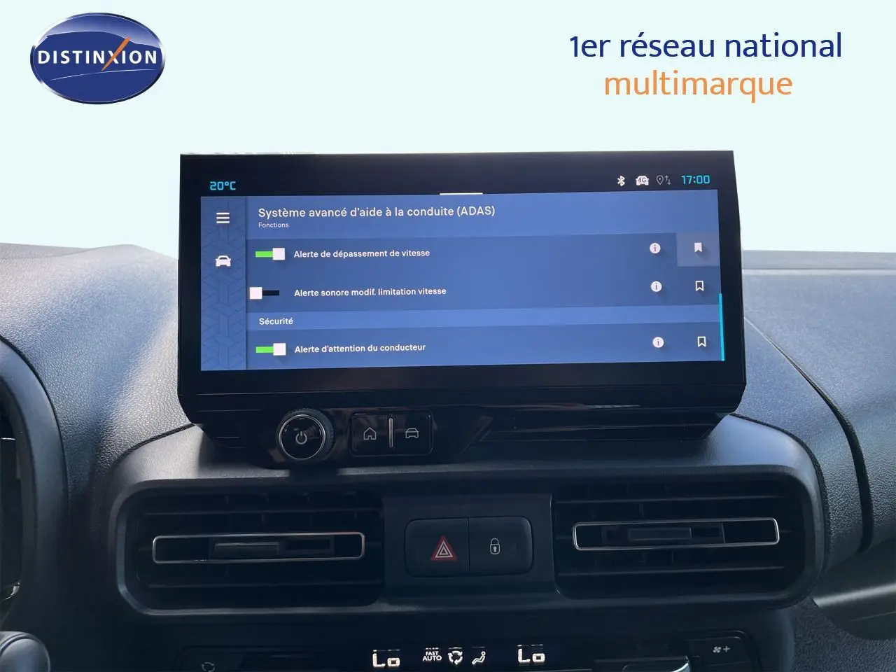 Vue rapprochée de l’écran tactile central du tableau de bord du Citroën Berlingo noir, affichant les options d’aide à la conduite.