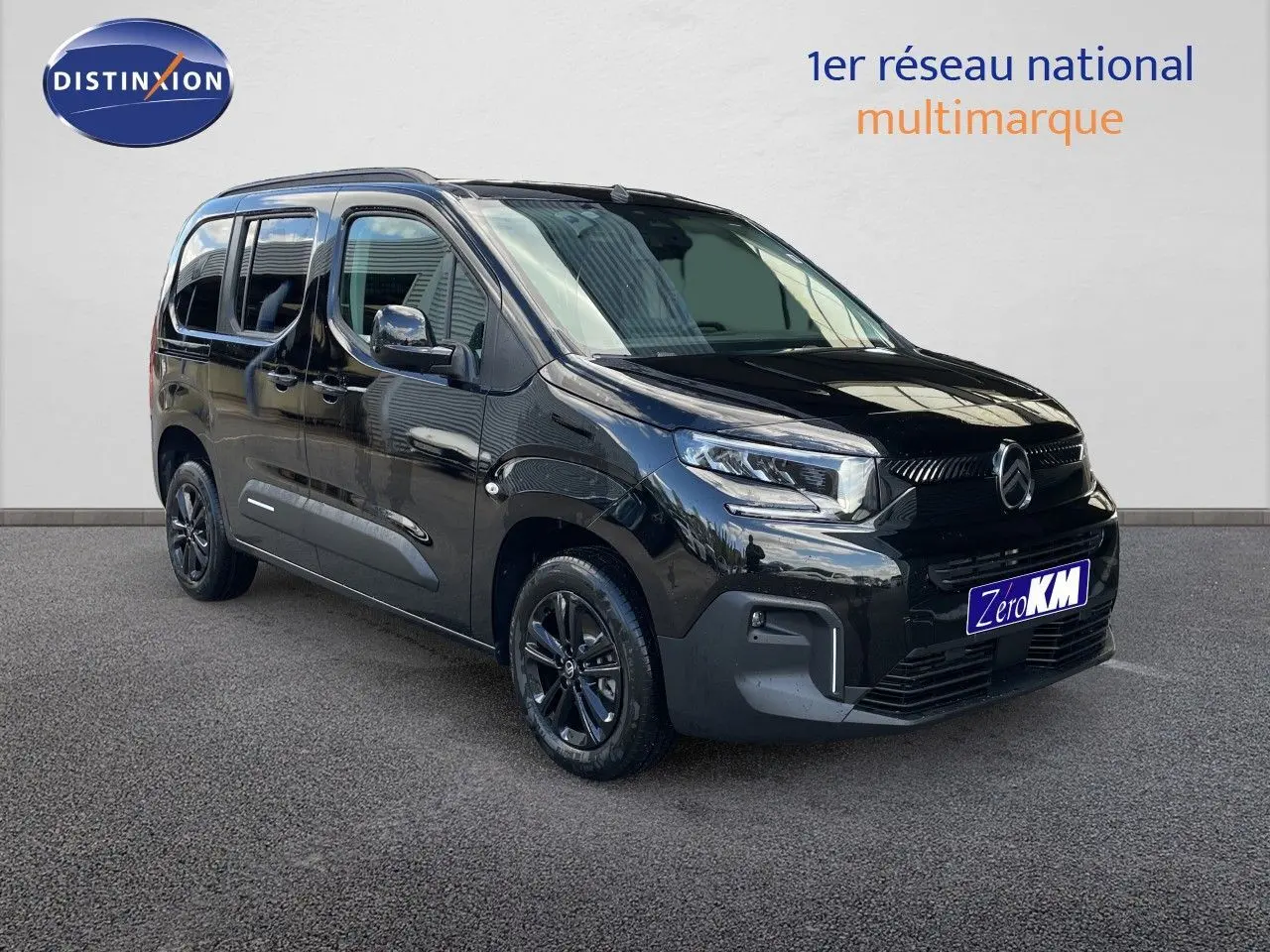 Vue 3/4 avant d'un Citroën Berlingo noir Perla Nera métal avec jantes noires et calandre moderne.
