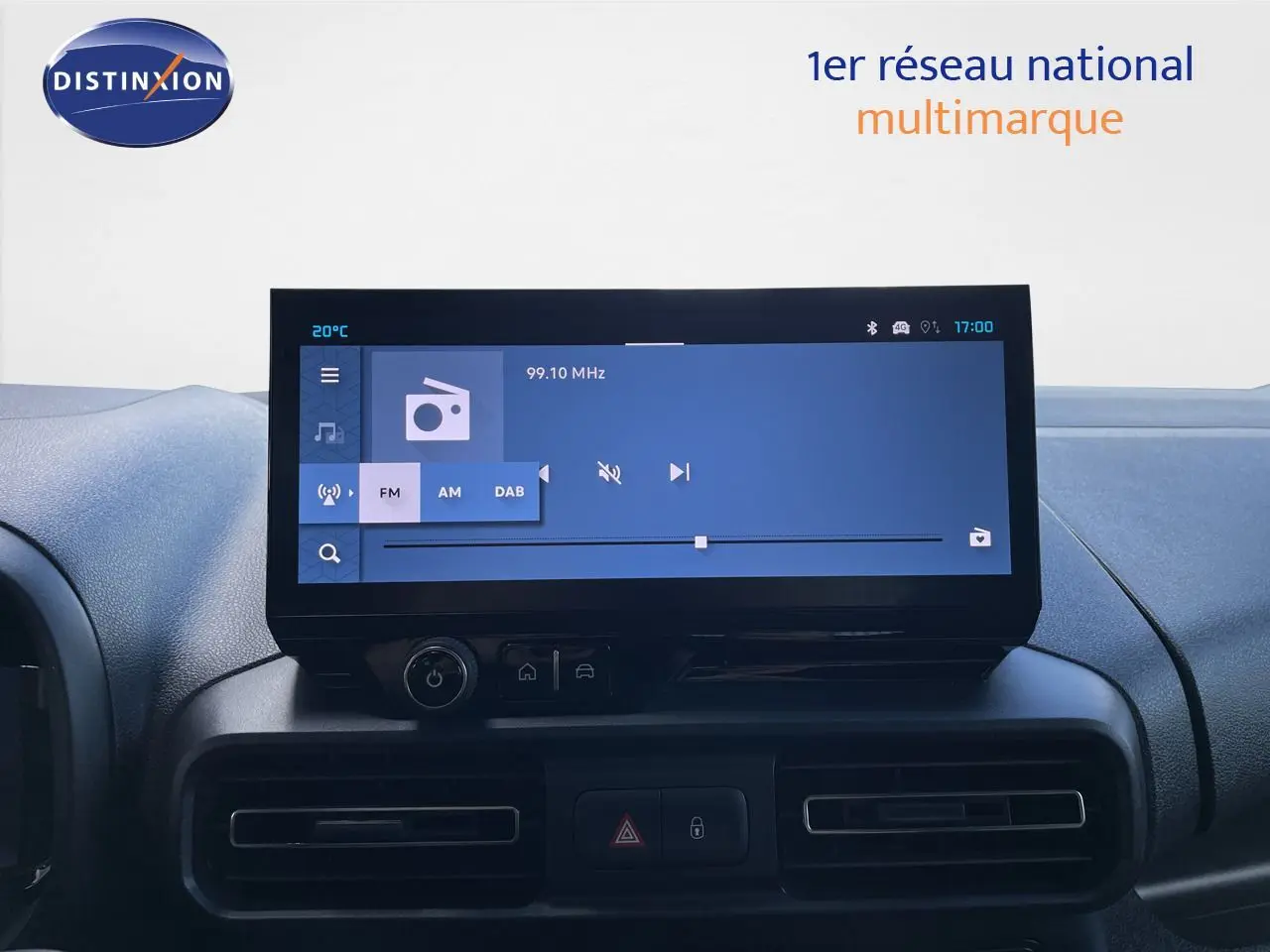 Écran tactile central du tableau de bord du Citroën Berlingo 2026, finition noire, affichant la radio FM.