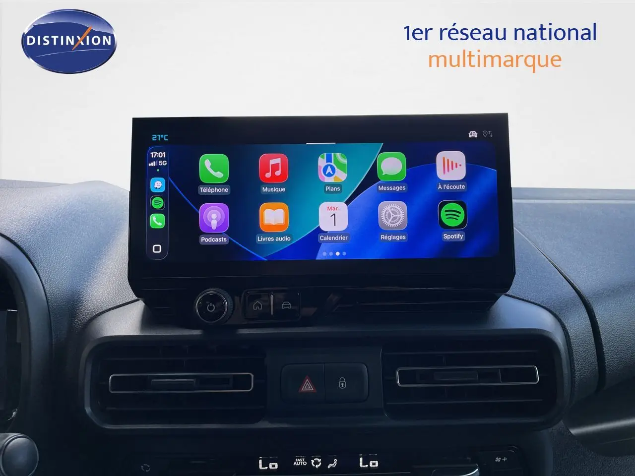 Vue intérieure centrée sur l'écran tactile du tableau de bord du Citroën Berlingo 2026, finition noire.