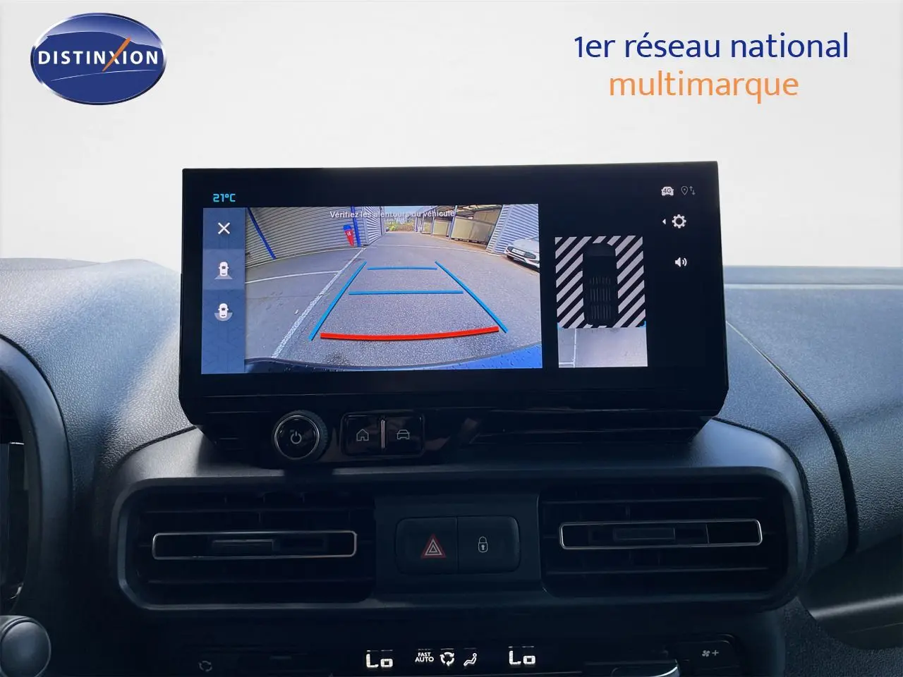 Vue intérieure du tableau de bord du Citroën Berlingo 2026, écran affichant la caméra de recul et commandes climatisation.