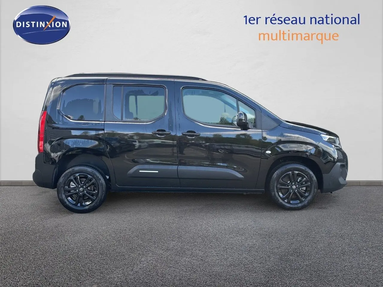 Profil droit du Citroën Berlingo noir Perla Nera 2026, version MPV M 1.5 BlueHDi avec jantes noires et vitres teintées.