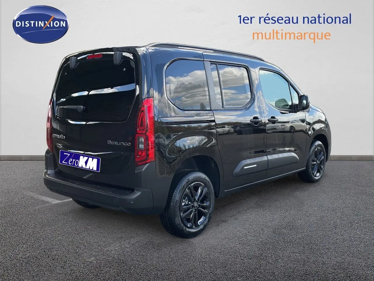 Vue 3/4 arrière droite du Citroën Berlingo noir Perla Nera métal avec vitres teintées et jantes noires.