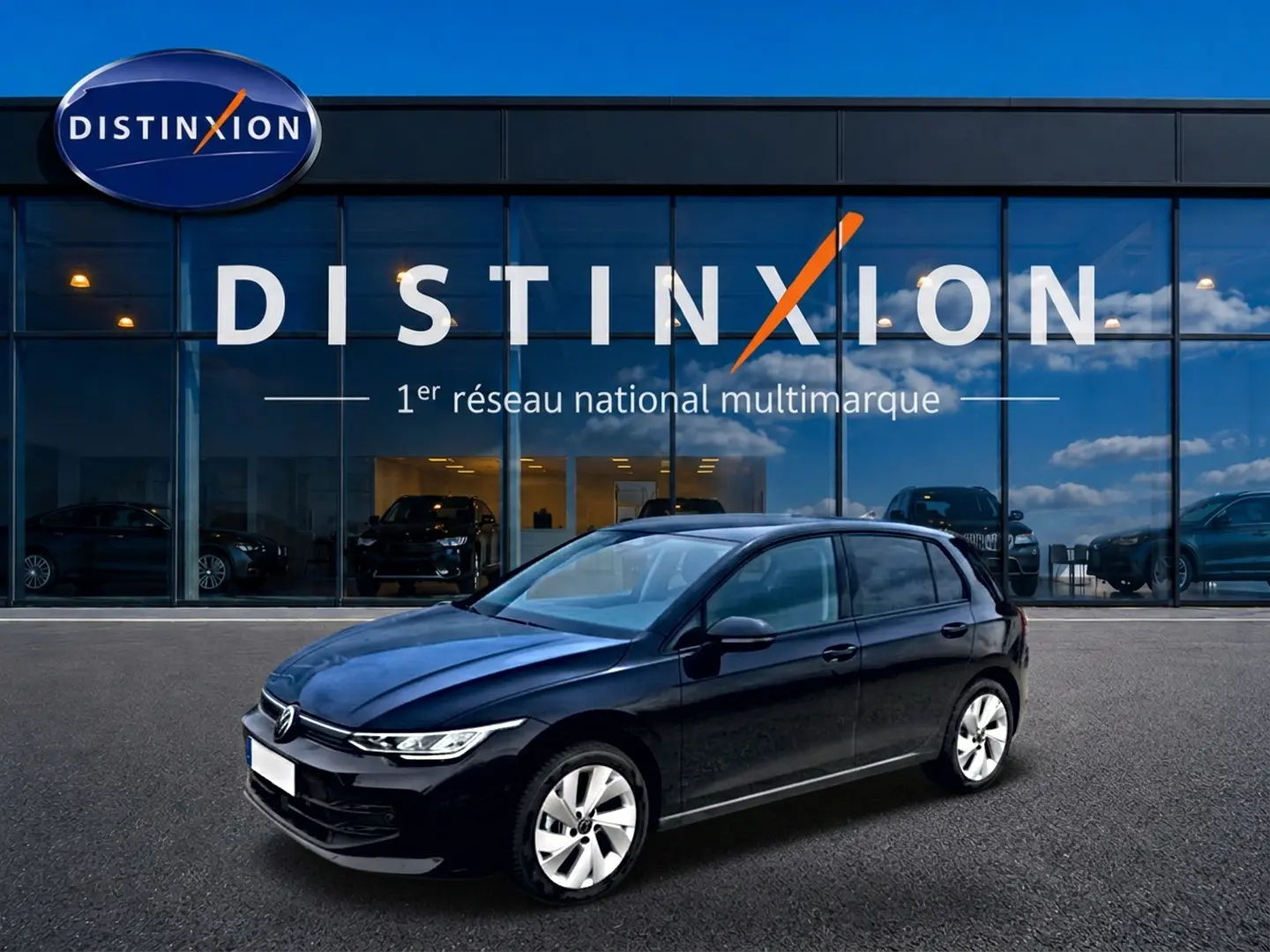 Volkswagen Golf 1.5 etsi evo2 noire vue 3/4 avant, jantes alu 17 pouces, devant une vitrine Distinxion.