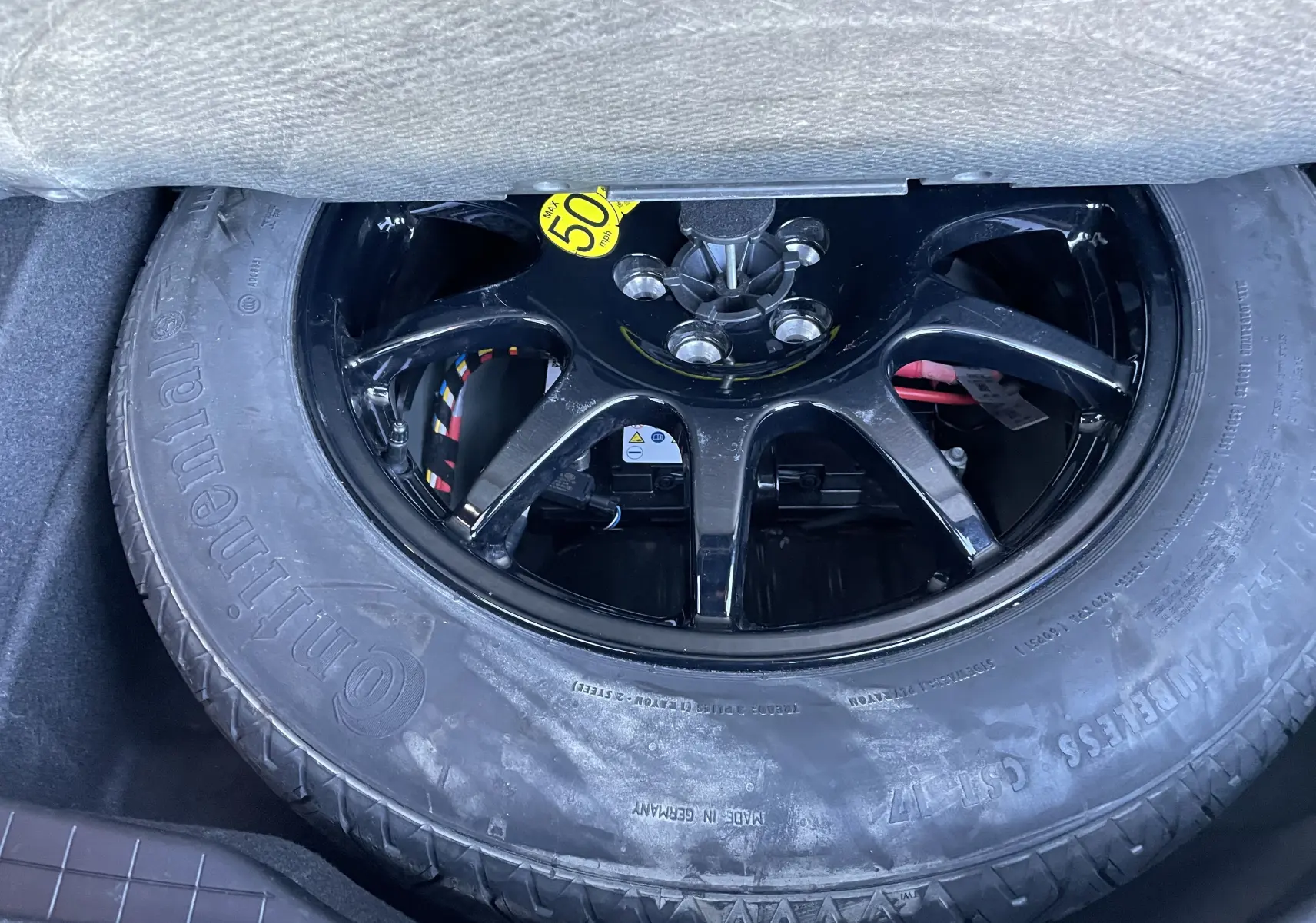 Roue de secours noire Continental dans le coffre du Range Rover Velar D240 S R-Dynamic gris Corris 2018