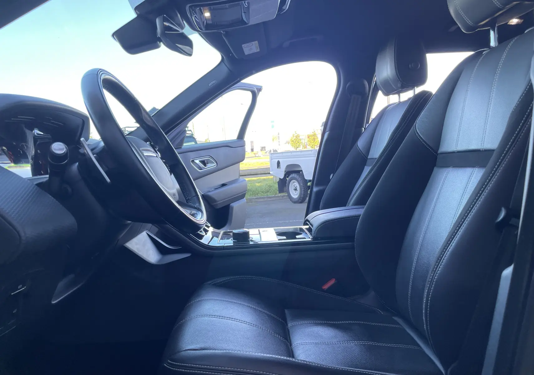 Intérieur noir et gris du Range Rover Velar D240 S R-Dynamic 2018, vue côté conducteur avec porte ouverte.