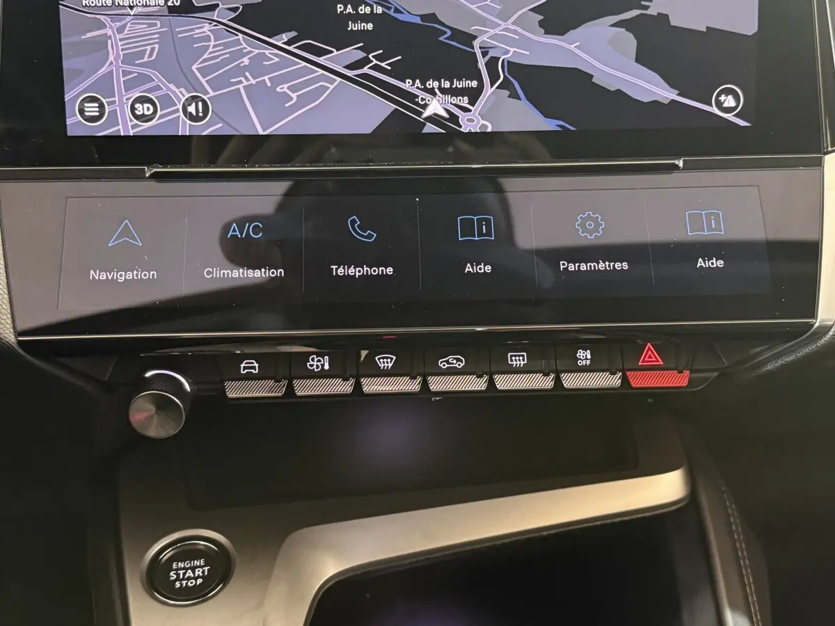 Détail du tableau de bord tactile et boutons de commande de la Peugeot 308 PureTech 130 bleu, vue intérieure frontale.