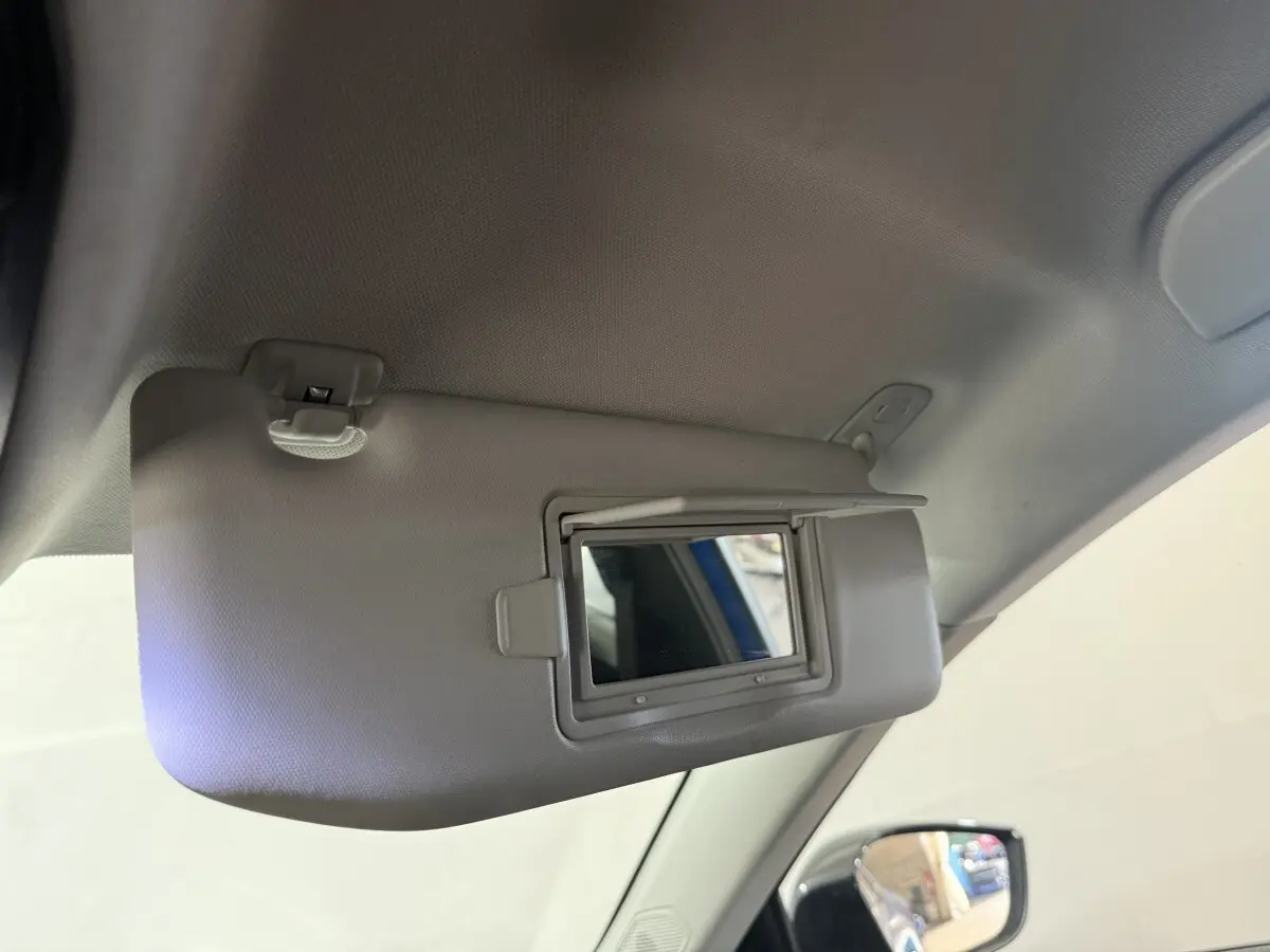 Miroir de courtoisie ouvert côté conducteur dans l’habitacle d’une Peugeot 308 bleu 2023, vue intérieure rapprochée.