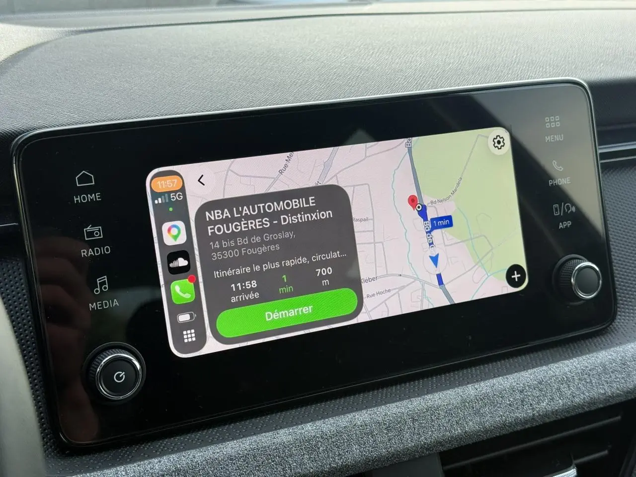 Écran tactile central 8,25" du Skoda Scala TSI 116 DSG7, affichant navigation GPS avec interface Apple CarPlay.
