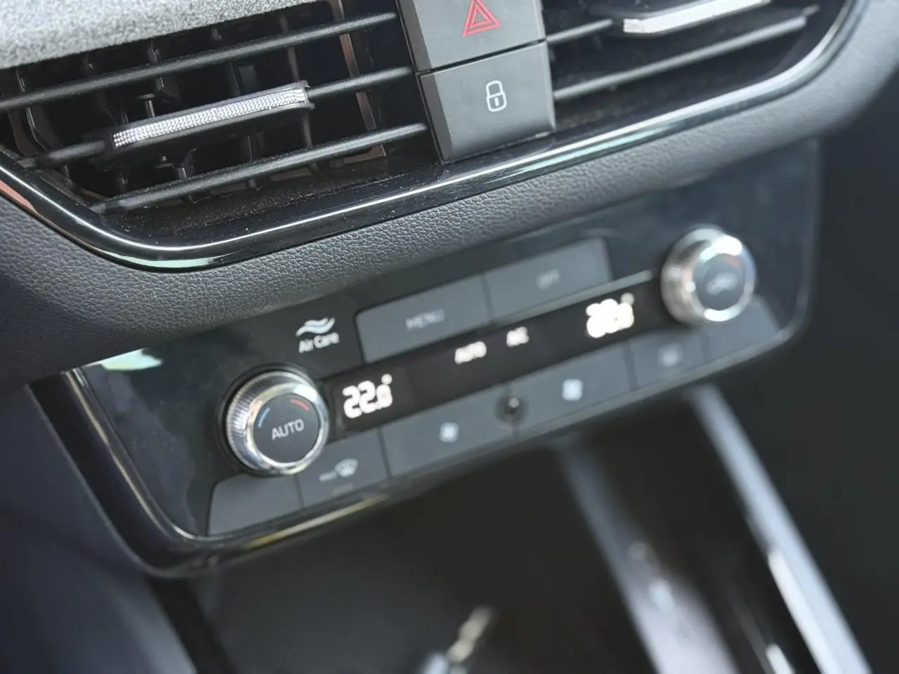 Gros plan sur la console centrale noire du Skoda Scala 2025, mettant en valeur la climatisation automatique bi-zone.