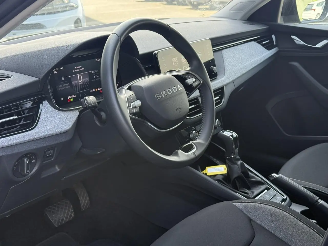 Intérieur de la Skoda Scala TSI 116 DSG7 vu côté conducteur, volant cuir et tableau de bord digital.