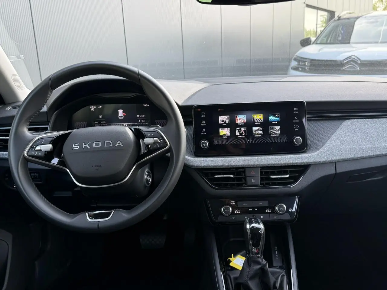 Vue intérieure frontale du tableau de bord et volant cuir noir de la Skoda Scala TSI 116 DSG7 avec écran tactile 8,25 pouces.