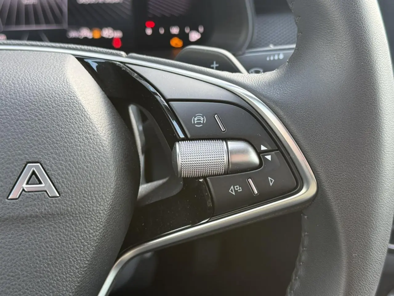 Gros plan sur les commandes à droite du volant cuir noir d’une Skoda Scala TSI 116 DSG7 2025.