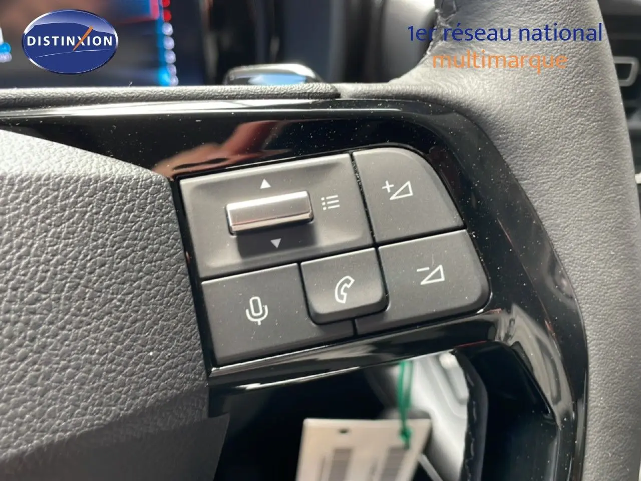 Gros plan sur les commandes au volant du Citroën Berlingo 2026, boutons noirs avec fonctions audio et appel.
