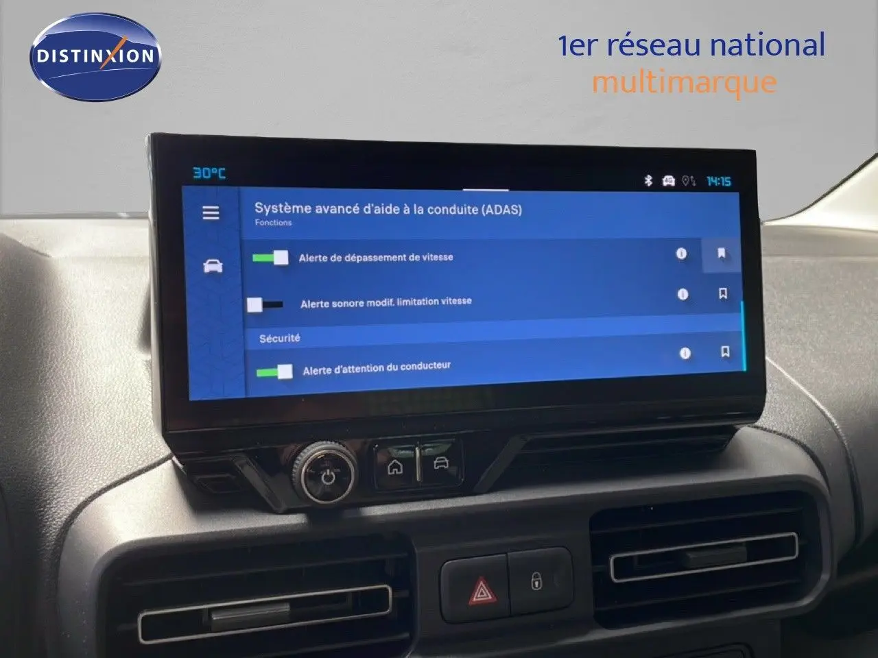 Écran tactile central affichant le système d'aide à la conduite dans l'habitacle du Citroën Berlingo gris Artense, vue de face.