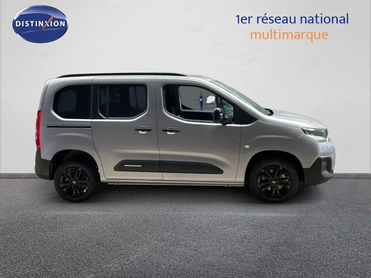 Profil droit d'un Citroën Berlingo gris Artense métal 2026 avec jantes noires et protections latérales noires.