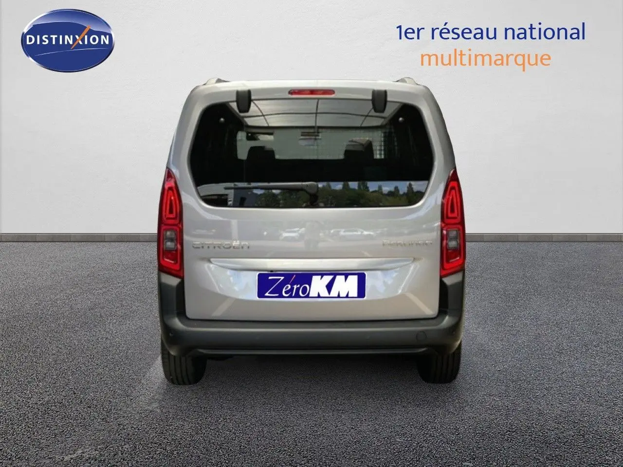 Vue arrière d'un Citroën Berlingo gris Artense métal avec feux LED et plaque Zero KM visible.