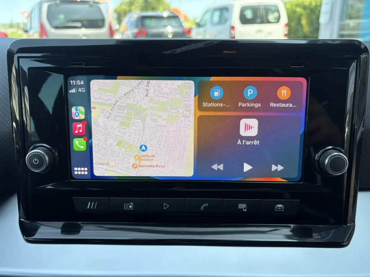 Écran tactile central du système MediaSystem+ avec navigation et commandes multimédia dans un SEAT Arona 2024.
