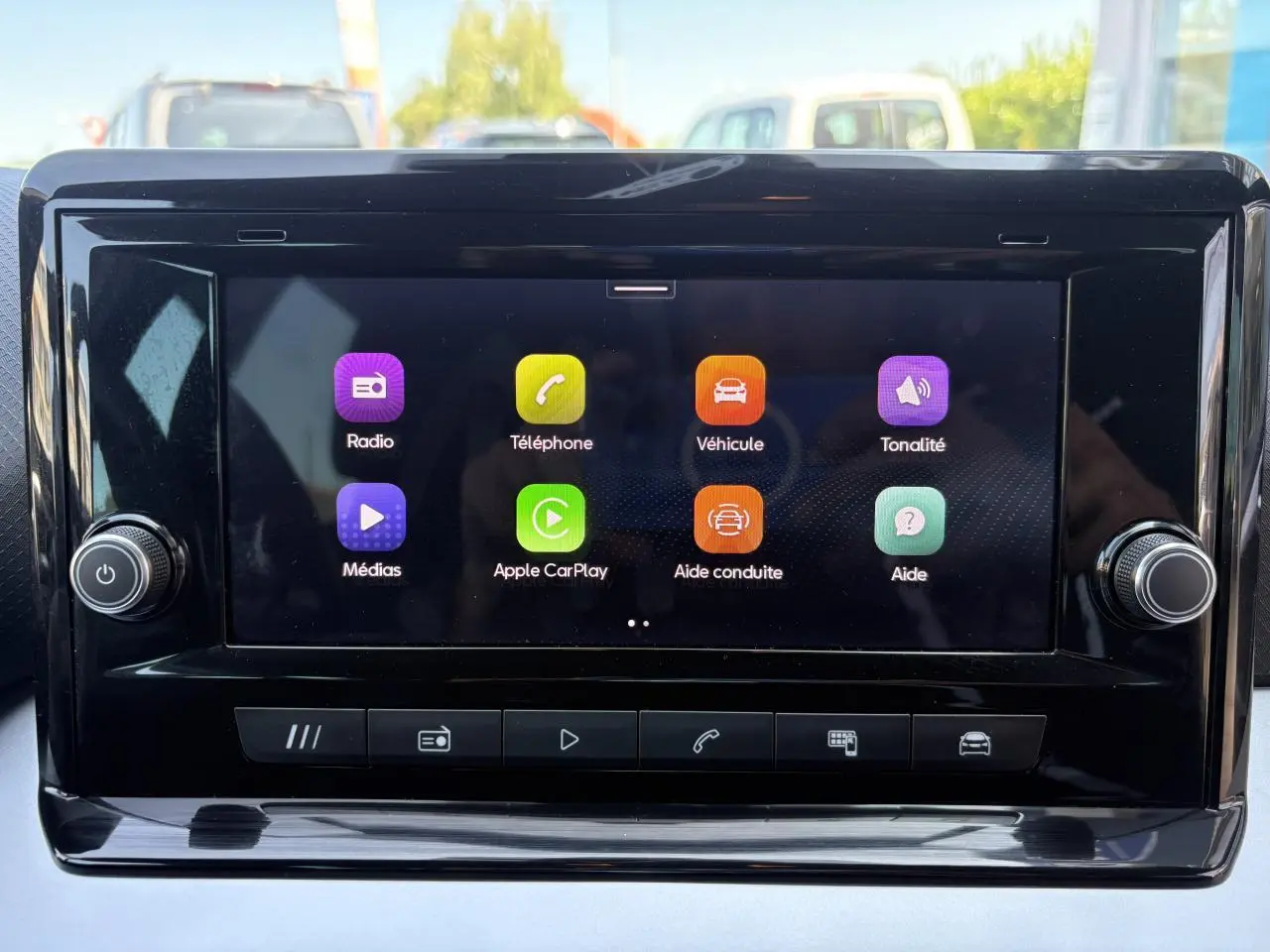 Écran tactile central du système MediaSystem+ du SEAT Arona 2024 affichant les options connectées.