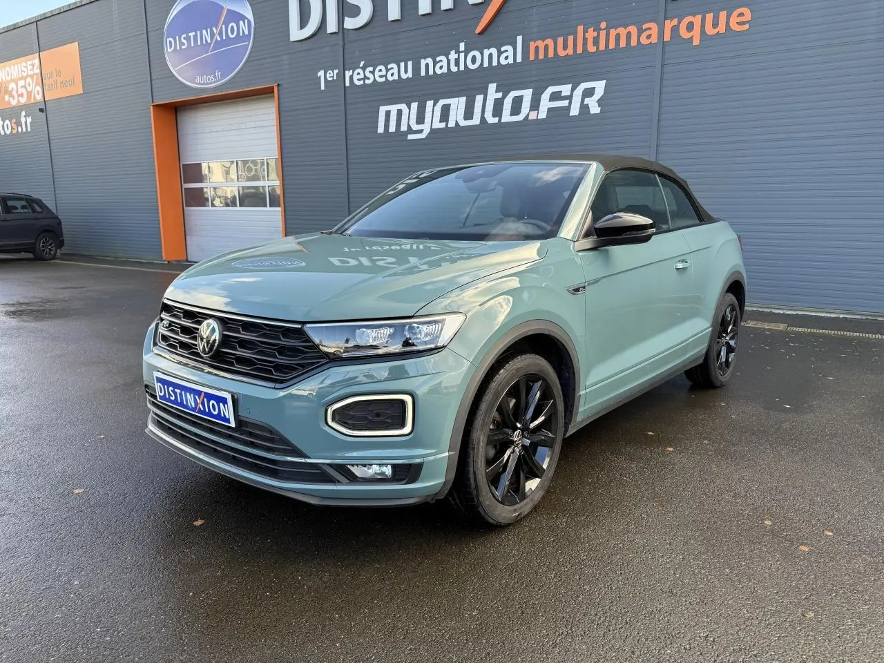 Volkswagen T-Roc Cabriolet vert cactus en 3/4 avant avec toit noir et jantes noires brillantes.