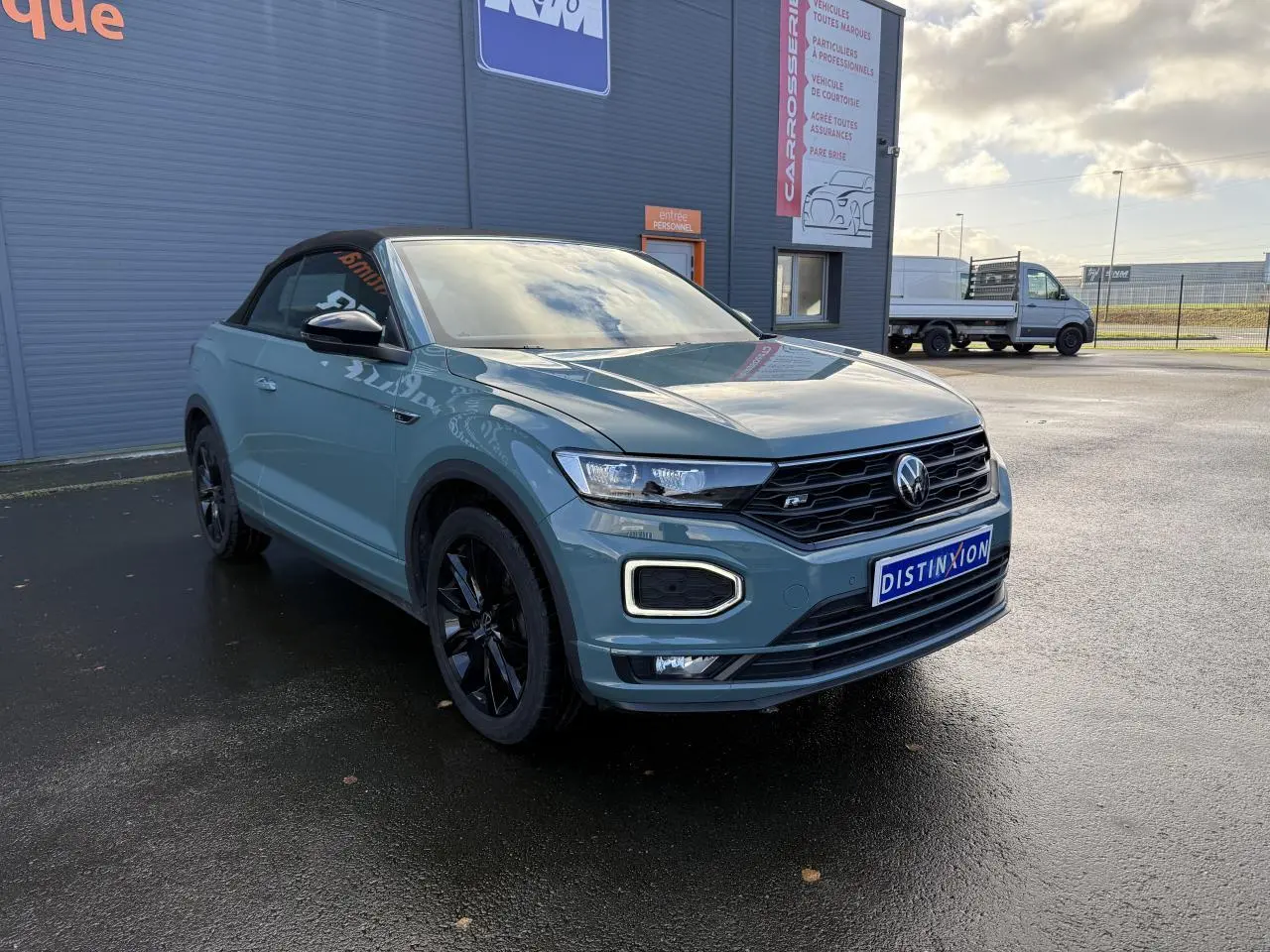 Volkswagen T-Roc Cabriolet vert cactus en 3/4 avant droit avec capote noire et jantes noires brillantes.