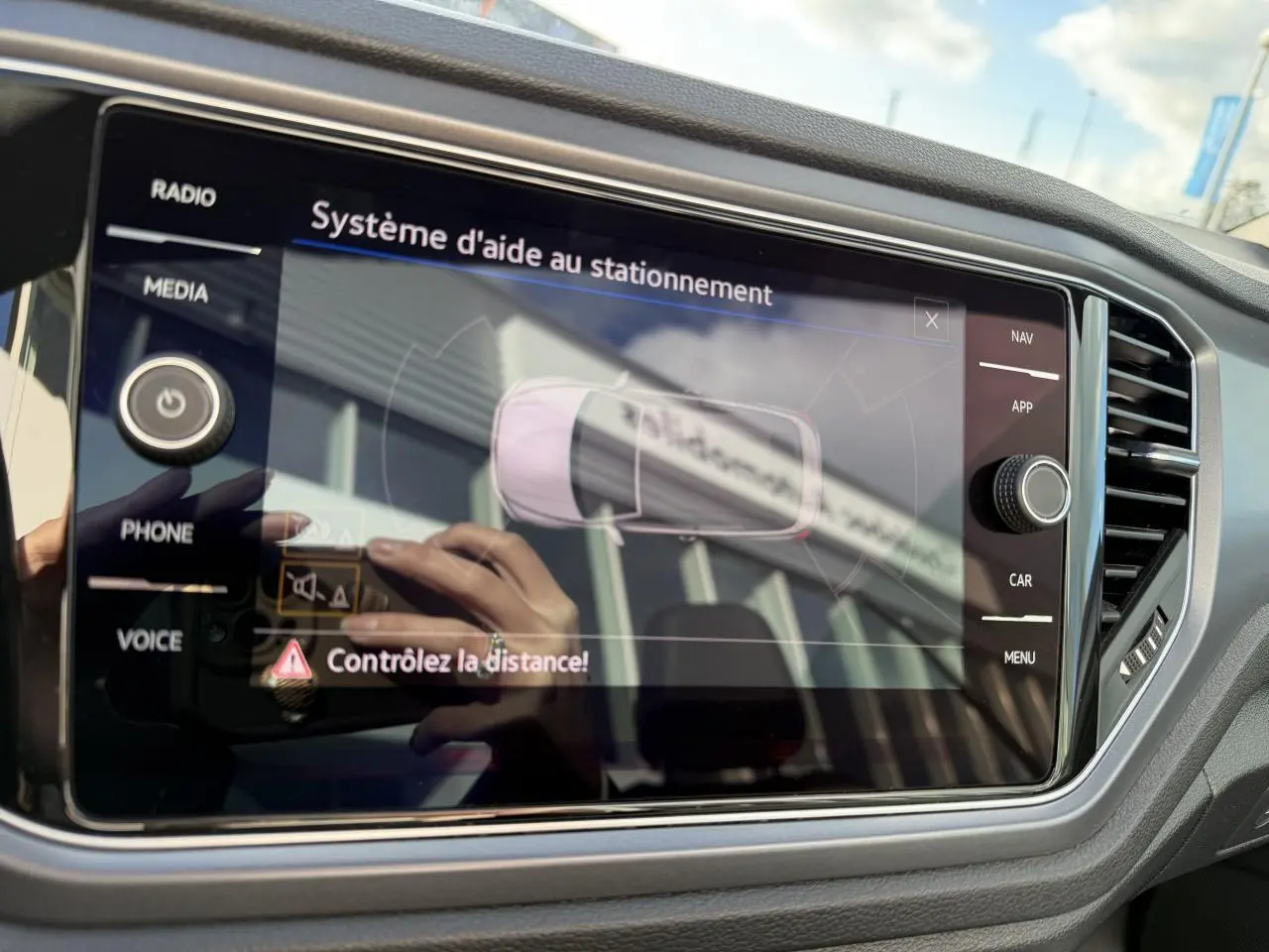 Écran tactile du système d'aide au stationnement dans l'habitacle du Volkswagen T-Roc Cabriolet 2021.