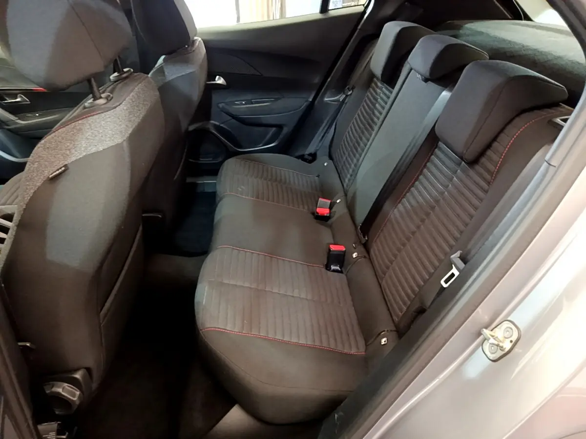 Vue côté droit de la banquette arrière noire avec surpiqûres rouges dans une Peugeot 2008 gris clair de 2020.