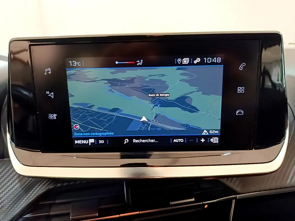 Écran tactile central affichant la navigation GPS dans un Peugeot 2008 gris clair, vue rapprochée du tableau de bord.