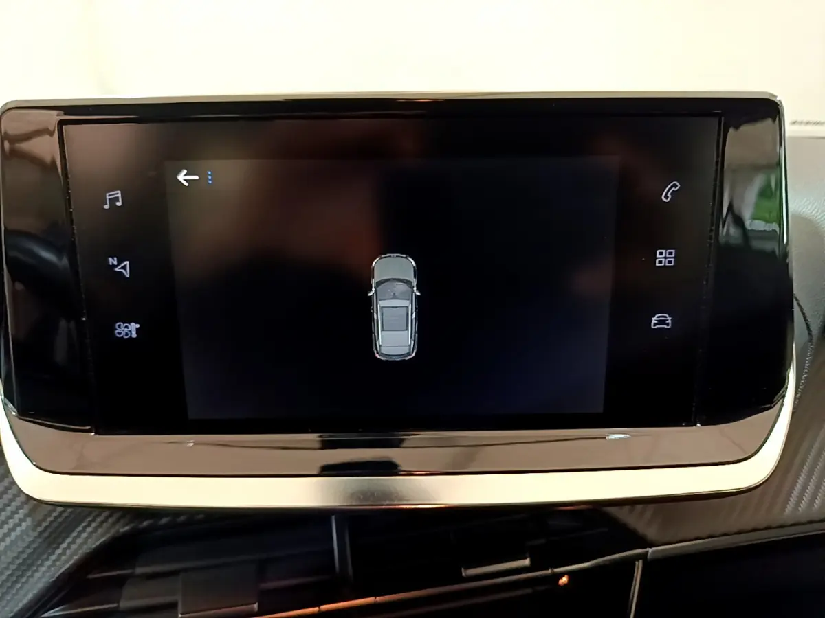 Écran tactile central du tableau de bord du Peugeot 2008 2020 affichant la vue top-down du véhicule