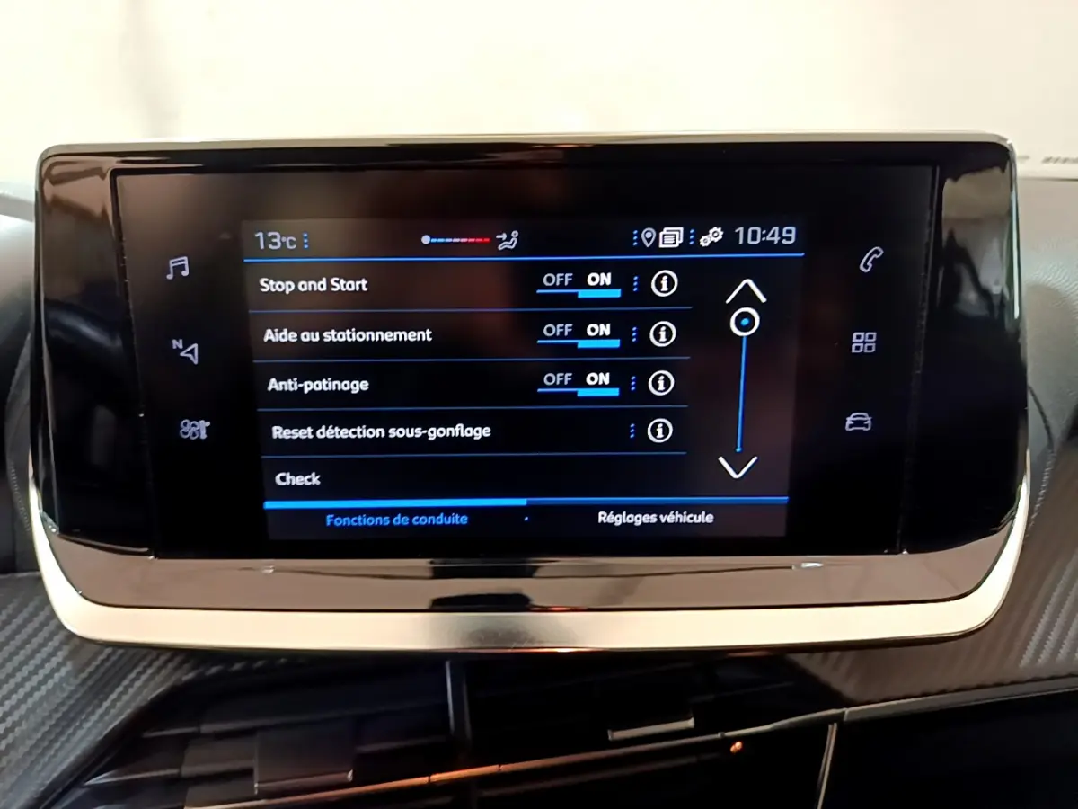Écran tactile central du tableau de bord du Peugeot 2008 2020 affichant les réglages d'aide à la conduite.