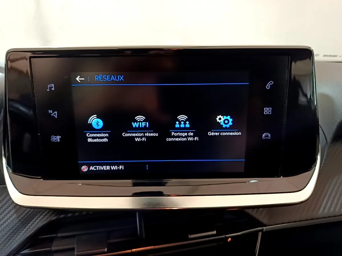 Écran tactile central affichant les options réseau dans l'habitacle du Peugeot 2008 gris clair de 2020.
