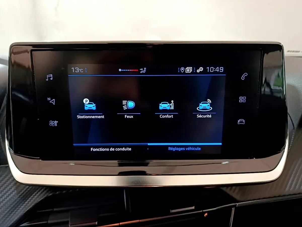 Écran tactile central du tableau de bord du Peugeot 2008 gris clair, affichant les réglages véhicule.