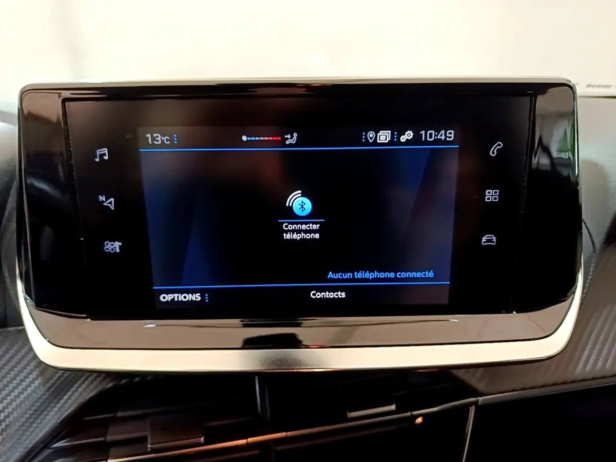 Écran tactile central affichant la connexion Bluetooth dans l'habitacle d'une Peugeot 2008 gris clair de 2020.
