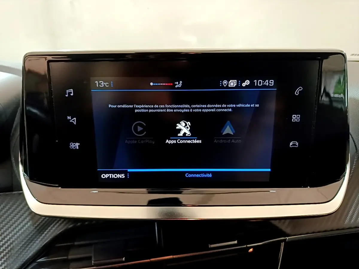 Écran tactile central du tableau de bord du Peugeot 2008 gris clair, affichant les options Apple CarPlay et Android Auto.