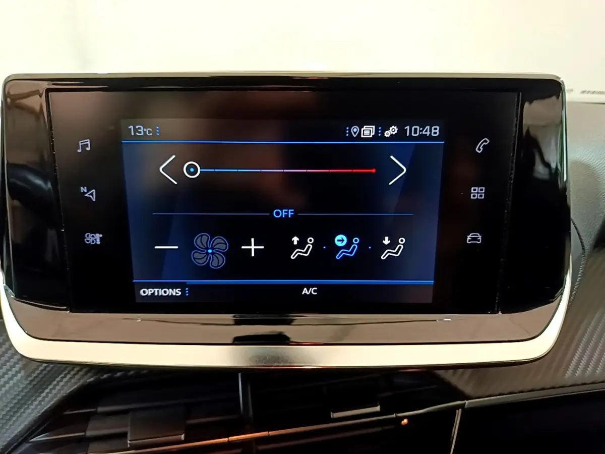 Écran tactile central affichant la climatisation dans l'habitacle d'une Peugeot 2008 gris clair de 2020.