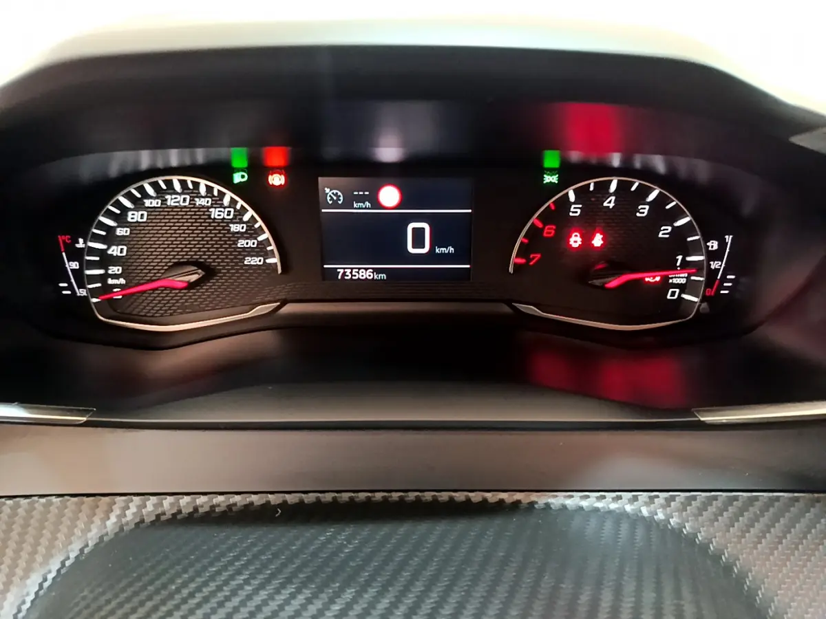 Tableau de bord de Peugeot 2008 essence 2020, affichage numérique et compte-tours avec voyants allumés.