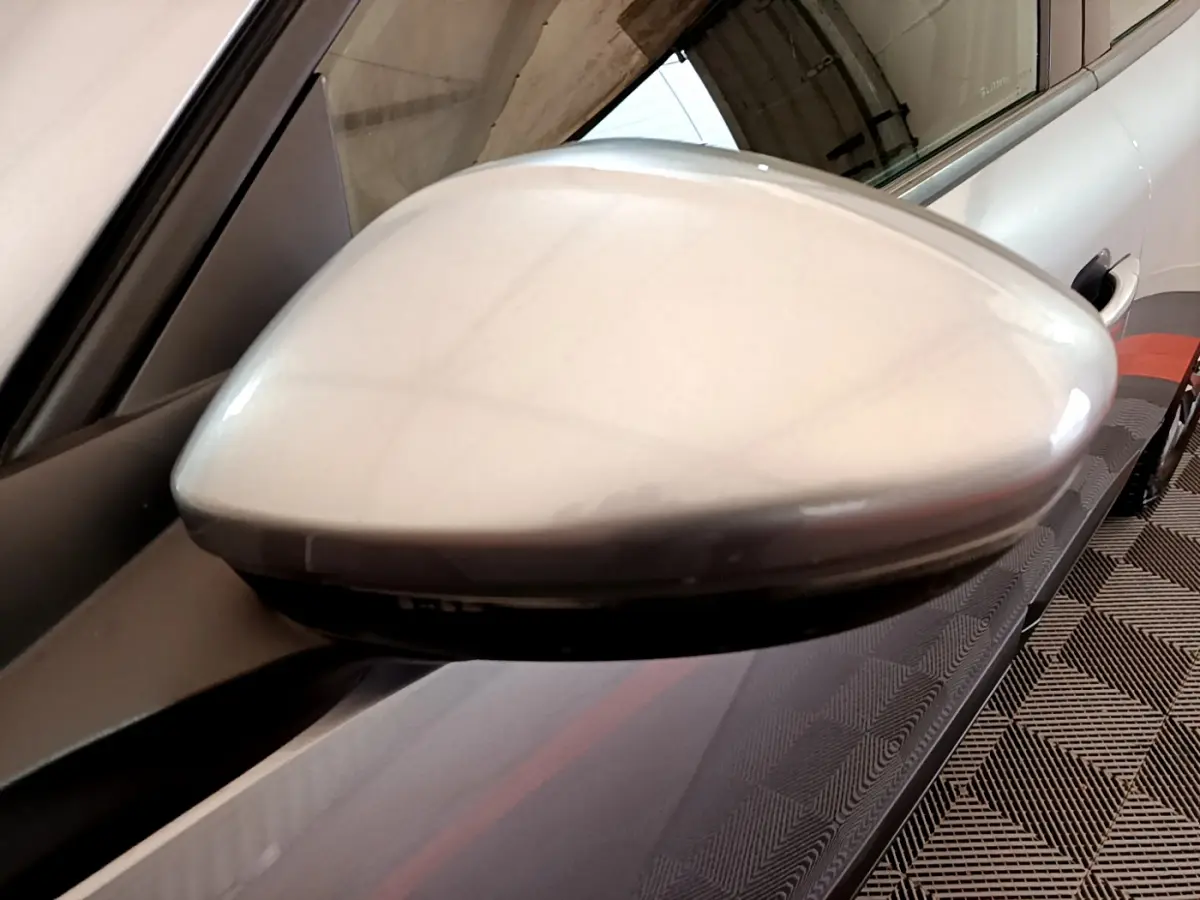 Rétroviseur extérieur côté gauche gris clair du Peugeot 2008 2020, avec carrosserie et poignée de porte visibles en arrière-plan.