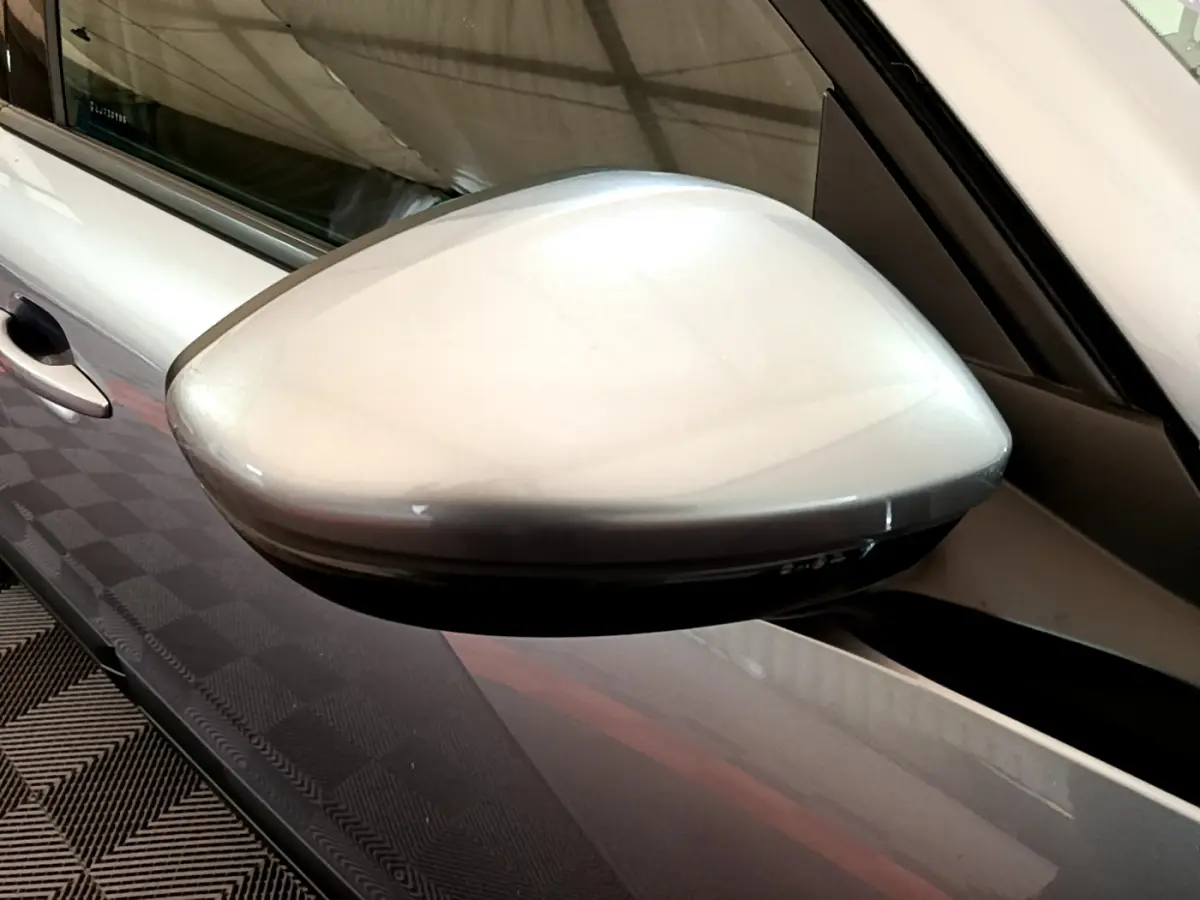 Rétroviseur côté gauche gris clair du Peugeot 2008 2020, avec clignotant intégré visible en bas.