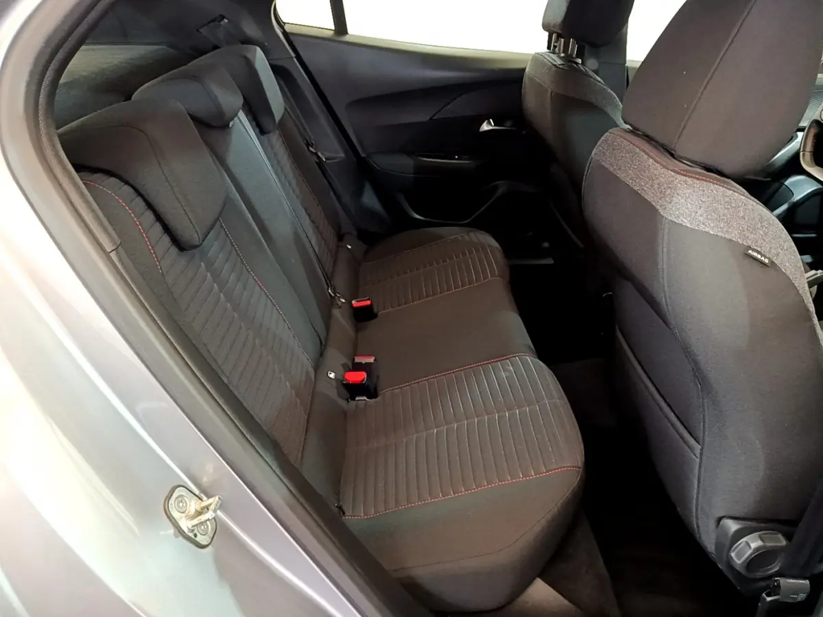 Vue intérieure côté gauche sur la banquette arrière noire avec surpiqûres rouges d'un Peugeot 2008 gris clair 2020.