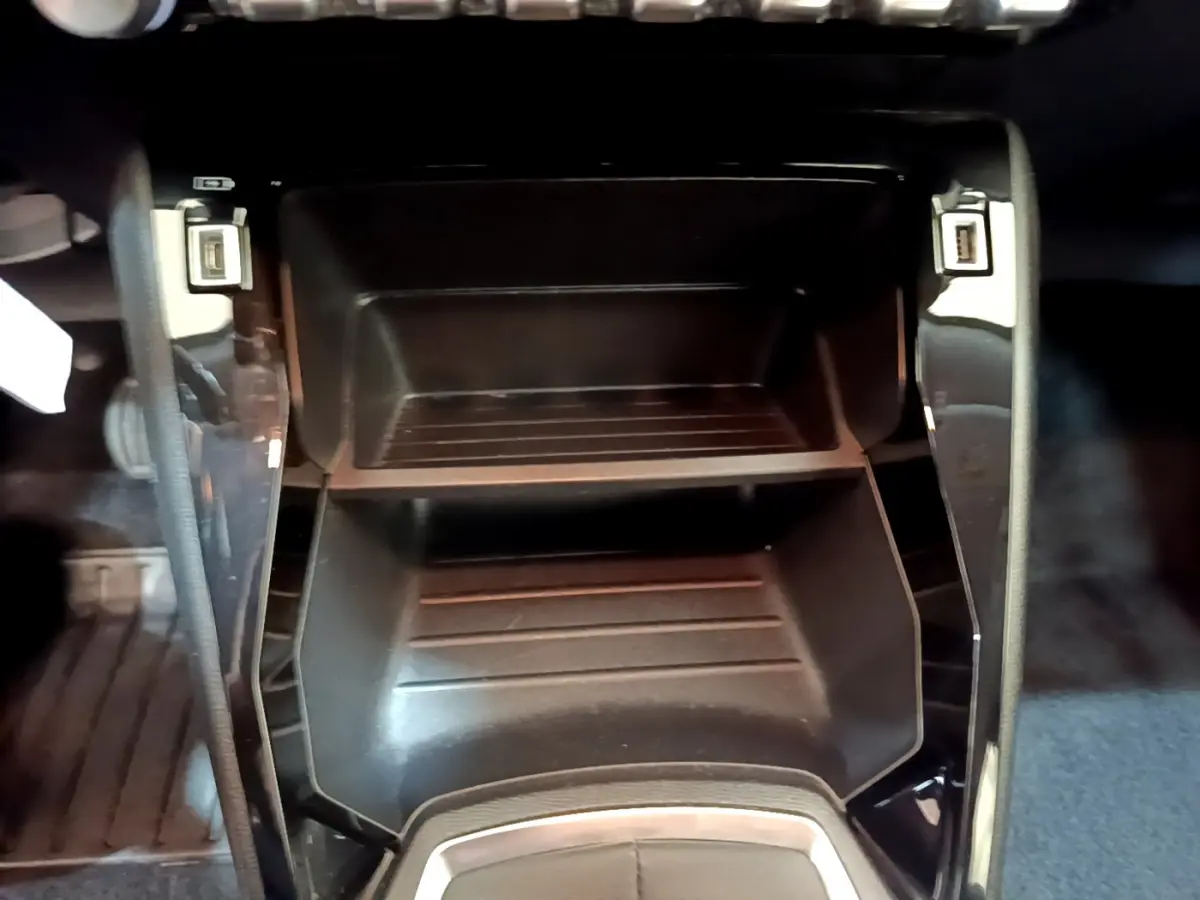 Vue rapprochée du rangement central noir avec ports USB du Peugeot 2008 gris clair version Active Business 2020.