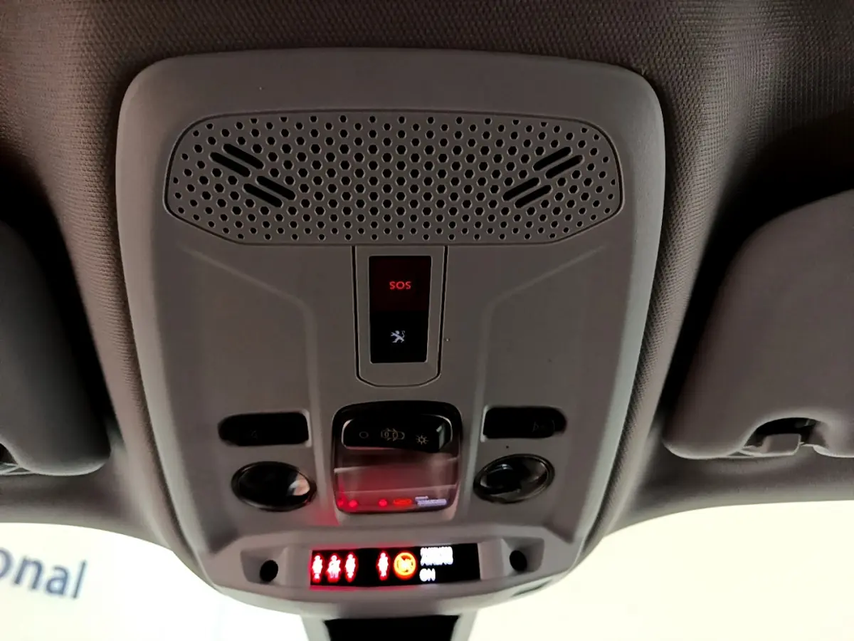 Vue en gros plan du plafonnier gris clair avec bouton SOS et commandes d’éclairage dans un Peugeot 2008 2020.