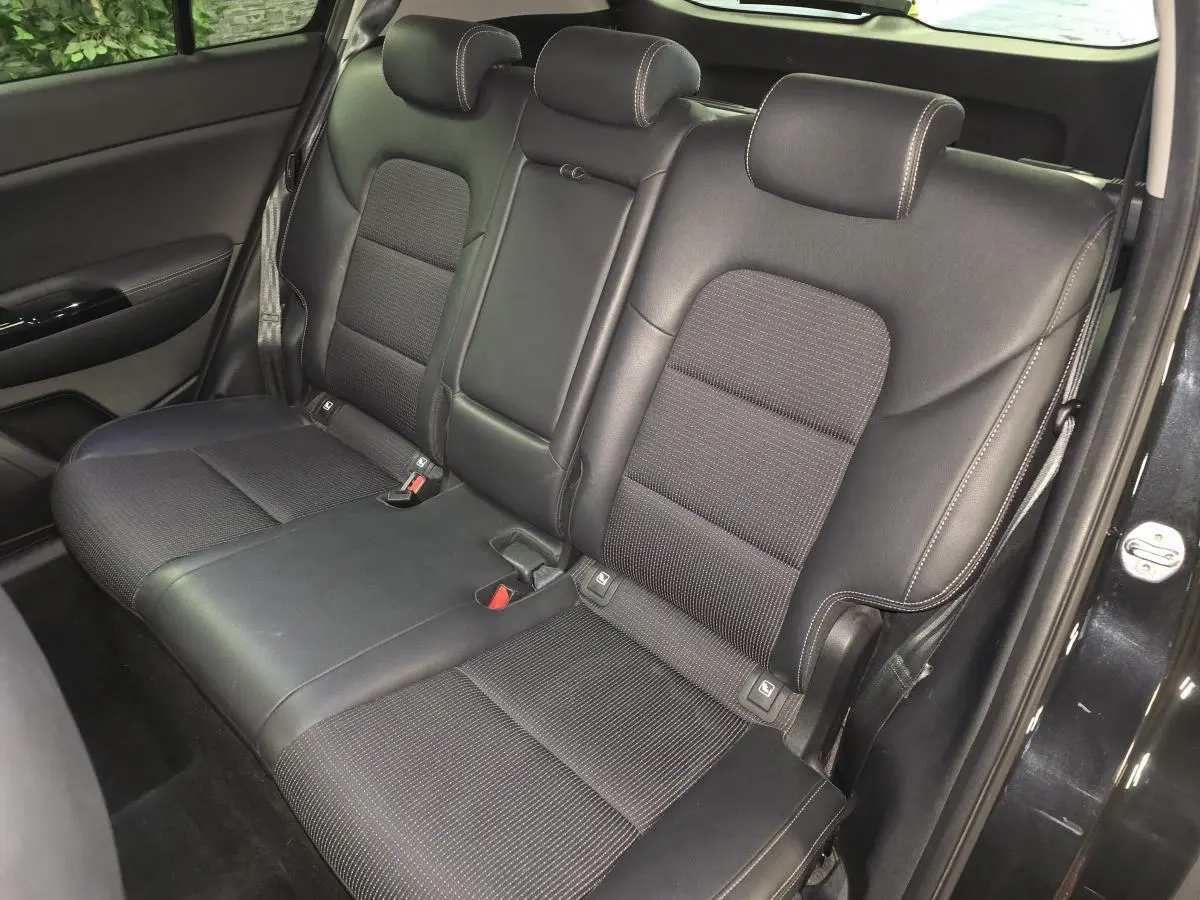 Vue intérieure du siège arrière droit en cuir et tissu noir du Kia Sportage 2021 Black Edition.
