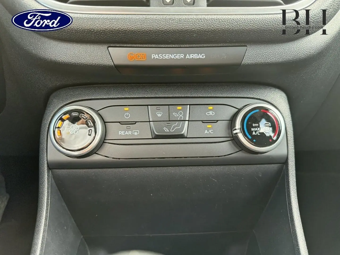 Vue rapprochée de la console centrale de la Ford Fiesta 2020, montrant les commandes de climatisation manuelle.