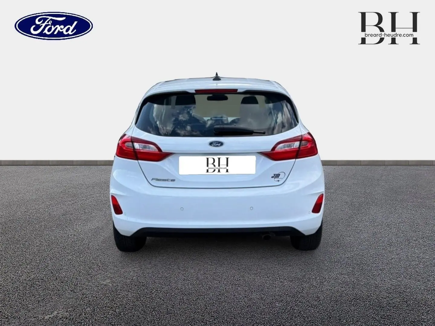 Vue arrière d'une Ford Fiesta blanche Glacier de 2020 avec feux arrière rouges et becquet arrière.