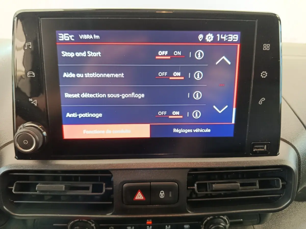 Écran tactile central du tableau de bord du Citroën Berlingo 2022 affichant les réglages d'aides à la conduite.